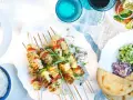 Grillade spett med souvlaki kyckling, grönsaker och örter. Serveras med tzatziki, sallad och pitabröd.
