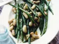 En tallrik med gröna haricots verts och vita bönor, lätt oljade och kryddade. En läcker och enkel rätt.