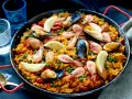 En stor paella med ris, räkor, musslor, gröna ärtor och citronklyftor. Perfekt vilket ris till paella som helst!
