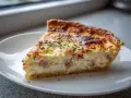 En bit ost och skinkpaj med gyllene skorpa och krämig fyllning, perfekt för ett enkelt recept.