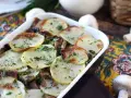 Ugnsbakad idaho potatis med svamp och örter, en rustik och smakrik rätt.