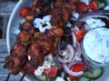 Grillspett med kyckling, fetaost, tomater, rödlök och tzatziki. Ett perfekt souvlaki recept för en somrig middag.