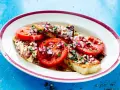 Grillad halloumi med tomater och rödlök, en perfekt sommarrätt. Här är hur grillar man halloumi för bästa resultat.
