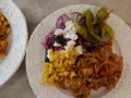 En läcker kebabgryta med ris, majs, fetaost, oliver, rödkål och inlagd paprika. En festlig måltid!