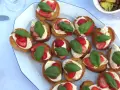 Bruschetta med mozzarella, jordgubbar och basilika. En härlig sommardelikatess som passar perfekt till mingel.