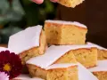 En härlig mazarinkaka i långpanna, skuren i bitar och dekorerad med blommor. En perfekt fika!