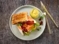 En saftig club sandwich med rostat bröd, krispigt bacon, tomat och sallad. Perfekt för ett snabbt och gott club sandwich recept.
