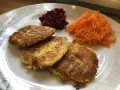 Stekta potatisbullar med lingonsylt och riven morot. Ett klassiskt potatisbullar recept som är lätt att lyckas med.