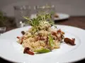 En krämig risotto med kantareller, toppad med färska örter och parmesan. En härlig höstfavorit.
