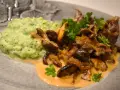 Renskav med krämig svampsås och broccoli-mos. Ett klassiskt renskav recept som passar perfekt till helgen.