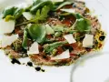 En läcker carpaccio med tunt skivad biff, parmesan, ruccola och pesto. Ett perfekt carpaccio recept för en fin middag.