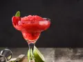 En fryst jordgubbsdaiquiri, perfekt för en varm sommardag. Garnerad med en jordgubbe och mynta.