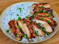 Skivad kyckling i gochujang marinad, serverad med ris och toppad med sesamfrön och salladslök. En härlig rätt som lockar smaklökarna.