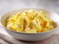 En skål med fluffiga, gyllene äggröror, perfekt för ett enkelt scrambled eggs recept.