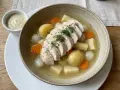 Varm kycklingsoppa med potatis, morötter och lök. Perfekt innertemp kyckling, toppad med dill. Serveras med en krämig sås.