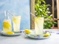 Lynchburg lemonade recept: uppfriskande dryck med citron och is, perfekt för en varm sommardag.