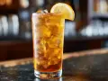 Ett glas med is och en citronskiva, en klassisk Long Island Iced Tea.