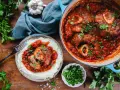 En mustig gryta med osso buco i tomatsås, serverad med krämigt potatismos. Perfekt vin till osso buco!