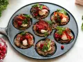 Små rårakor med bacon, gräddfil och lingon i en gjutjärnspanna. Ett härligt recept på rårakor!