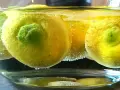 Citroner i en skål med bubblor, redo för ett limoncello recept.