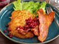 Raggmunk recept: Krispiga potatisplättar med stekt fläsk och lingon. En klassisk svensk rätt som är enkel att laga.