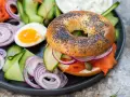 En bagel med lax, färskost, rödlök, gurka och kapris. Ett perfekt brunch recept för en lyxig start på dagen.