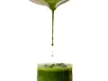 Grön matcha rinner ner i ett glas med is. Undrar du hur smakar matcha? Denna dryck är uppfriskande och full av smak.