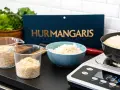 Mät upp ris för att veta hur mycket ris per portion. En digital våg visar 235.