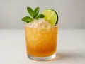 En uppfriskande Mai Tai med krossad is, lime och mynta. Perfekt för en tropisk kväll.