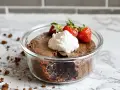 En kladdkaka i micro, perfekt för en snabb fikastund. Toppad med vispgrädde och färska jordgubbar.