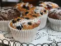 Fluffiga muffins med blåbär och choklad, pudrade med florsocker. Perfekt för ett enkelt muffins recept.