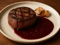 Grillad oxfilé med rödvinssås och rostade schalottenlökar. Ett perfekt oxfile recept för en lyxig middag.