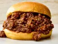 En saftig sloppy joe med köttfärs och en mjuk bulle.