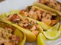 Färska lobster rolls med citronklyftor. Ett perfekt lobster roll recept för en somrig lunch.