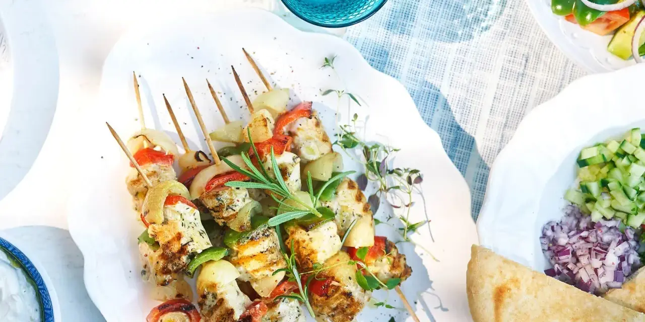 Grillade spett med souvlaki kyckling, grönsaker och örter. Serveras med tzatziki, sallad och pitabröd.