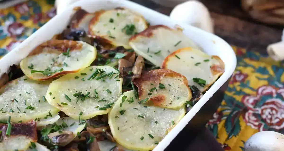 Ugnsbakad idaho potatis med svamp och örter, en rustik och smakrik rätt.