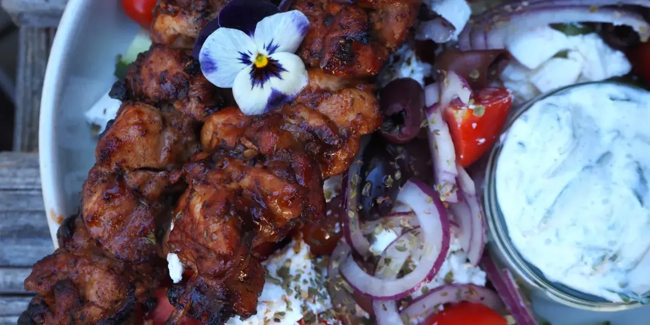 Grillspett med kyckling, fetaost, tomater, rödlök och tzatziki. Ett perfekt souvlaki recept för en somrig middag.