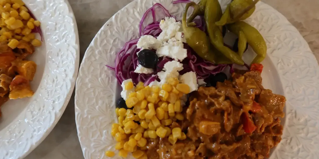 En läcker kebabgryta med ris, majs, fetaost, oliver, rödkål och inlagd paprika. En festlig måltid!