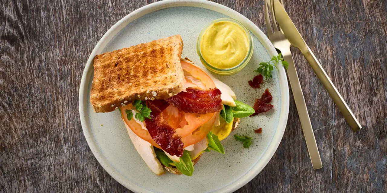En saftig club sandwich med rostat bröd, krispigt bacon, tomat och sallad. Perfekt för ett snabbt och gott club sandwich recept.