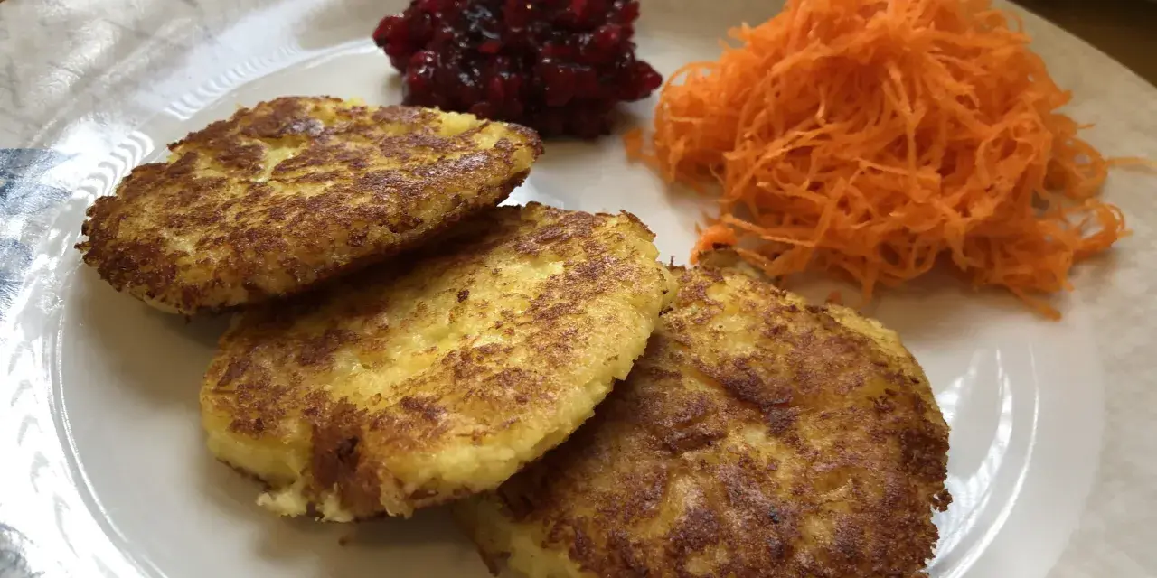 Stekta potatisbullar med lingonsylt och riven morot. Ett klassiskt potatisbullar recept som är lätt att lyckas med.