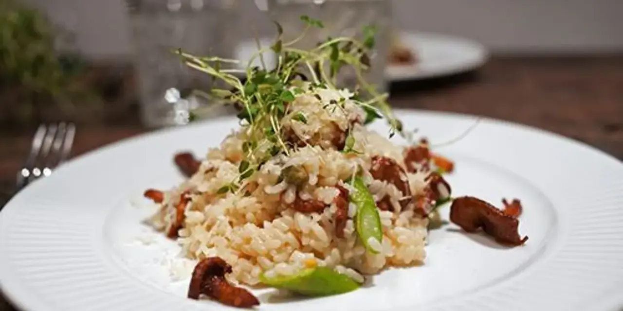 En krämig risotto med kantareller, toppad med färska örter och parmesan. En härlig höstfavorit.