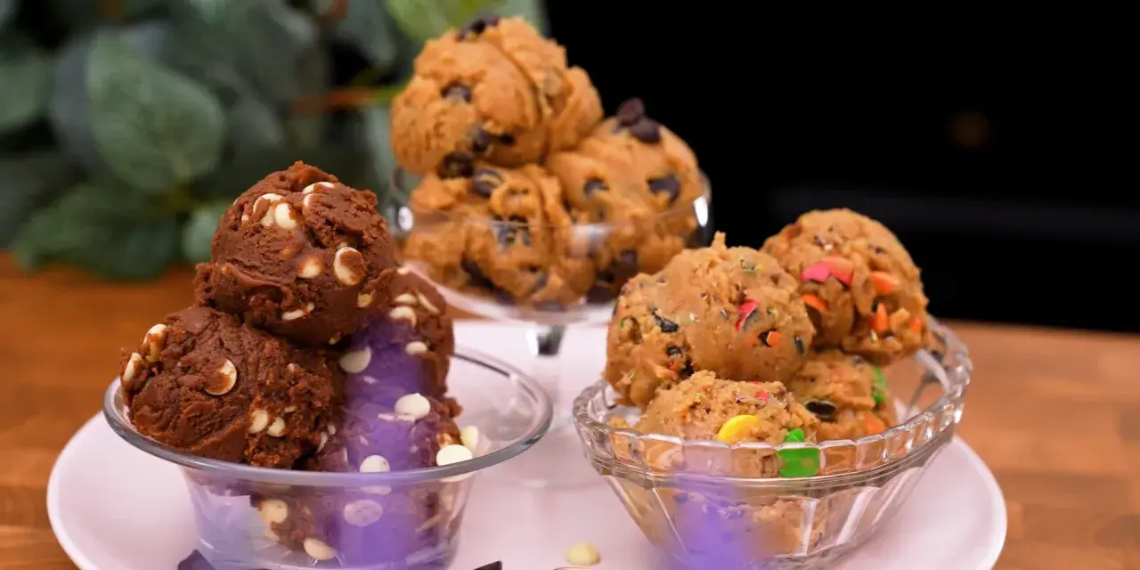 Tre skålar med härlig cookie dough paj: en med choklad och vita chokladknappar, en med chokladknappar och en med färgglada godisbitar.