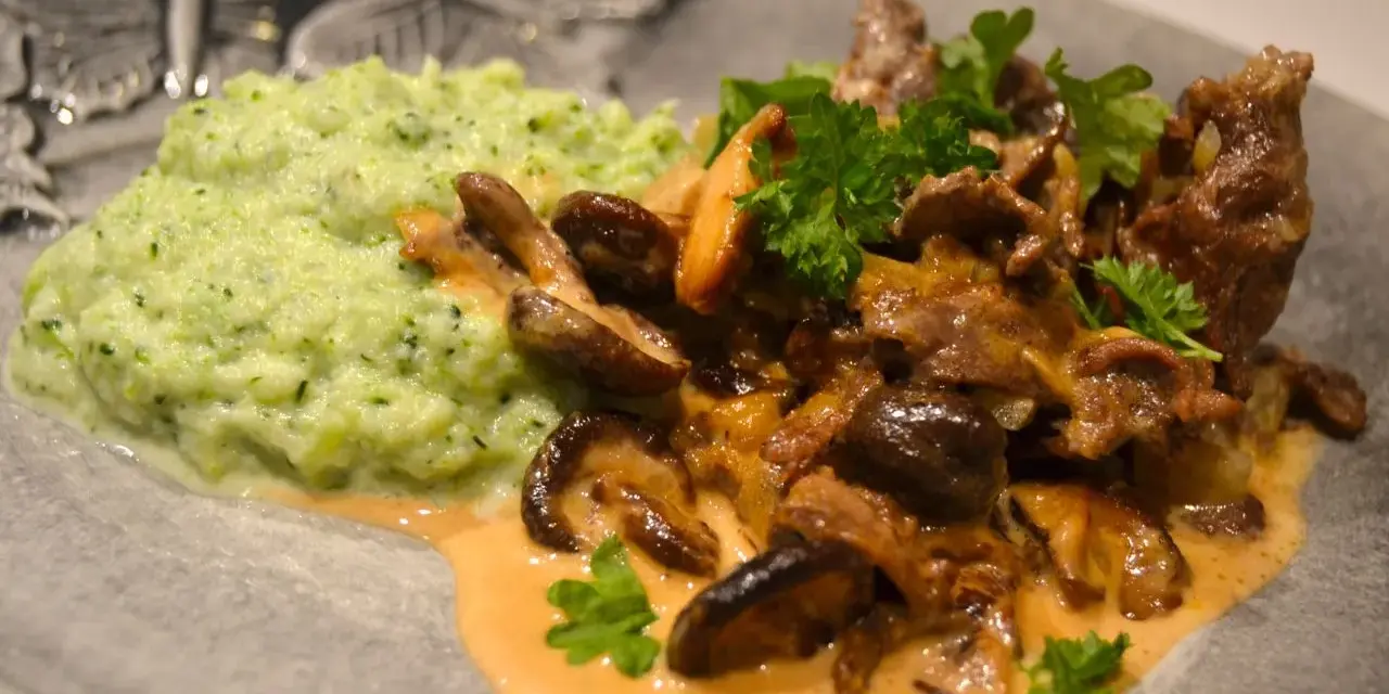 Renskav med krämig svampsås och broccoli-mos. Ett klassiskt renskav recept som passar perfekt till helgen.
