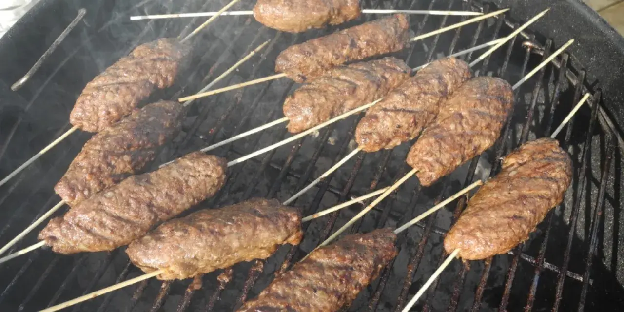 Grillade cevapcici på spett, perfekt för en somrig grillkväll. Detta cevapi recept är enkelt och gott!