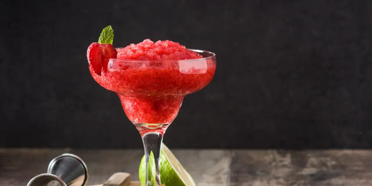 En fryst jordgubbsdaiquiri, perfekt för en varm sommardag. Garnerad med en jordgubbe och mynta.