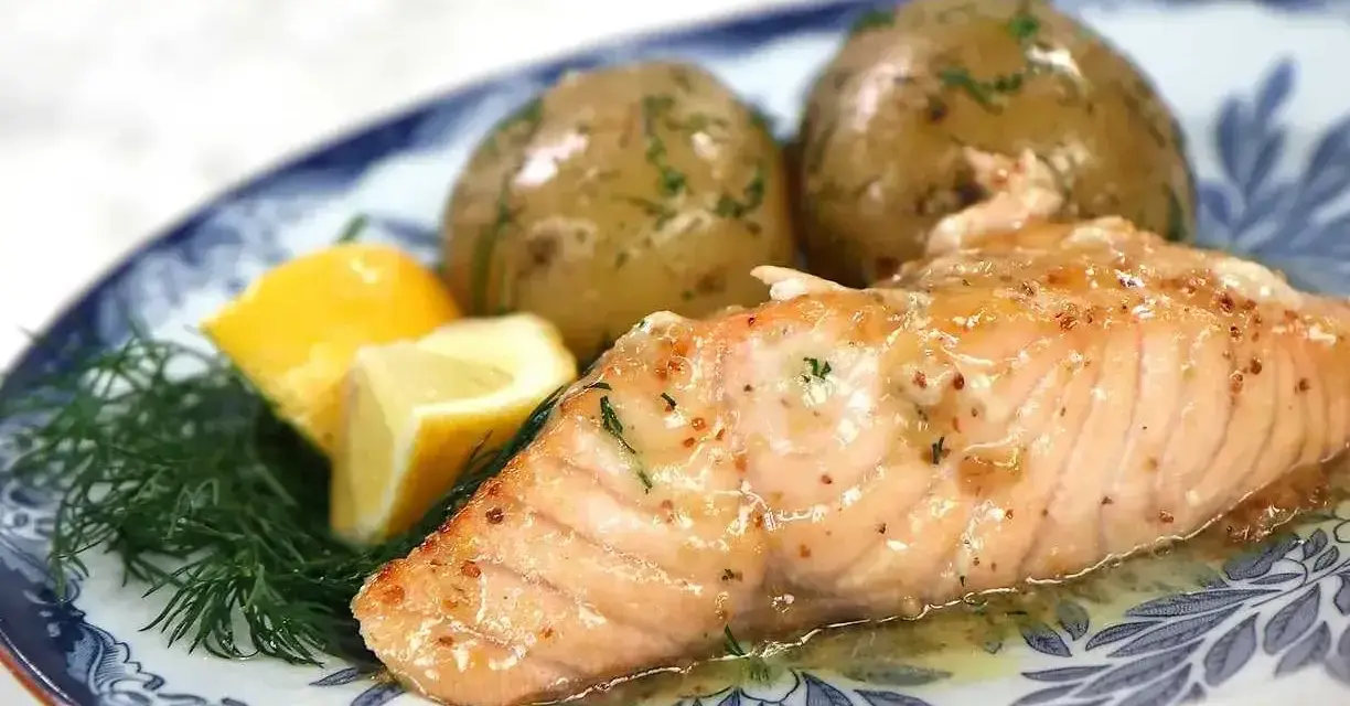 Lax i ugn, perfekt tillagad med citron och dill. Serveras med kokt potatis.