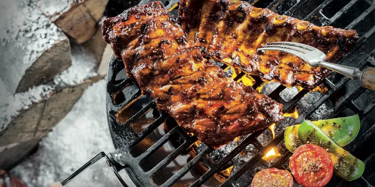 Saftiga revbensspjäll och grönsaker grillas över glödande kol. Ett perfekt grilla recept för kalla dagar.