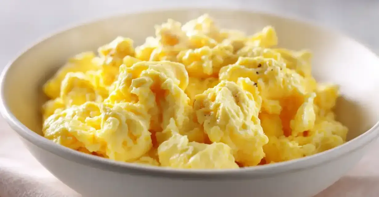En skål med fluffiga, gyllene äggröror, perfekt för ett enkelt scrambled eggs recept.