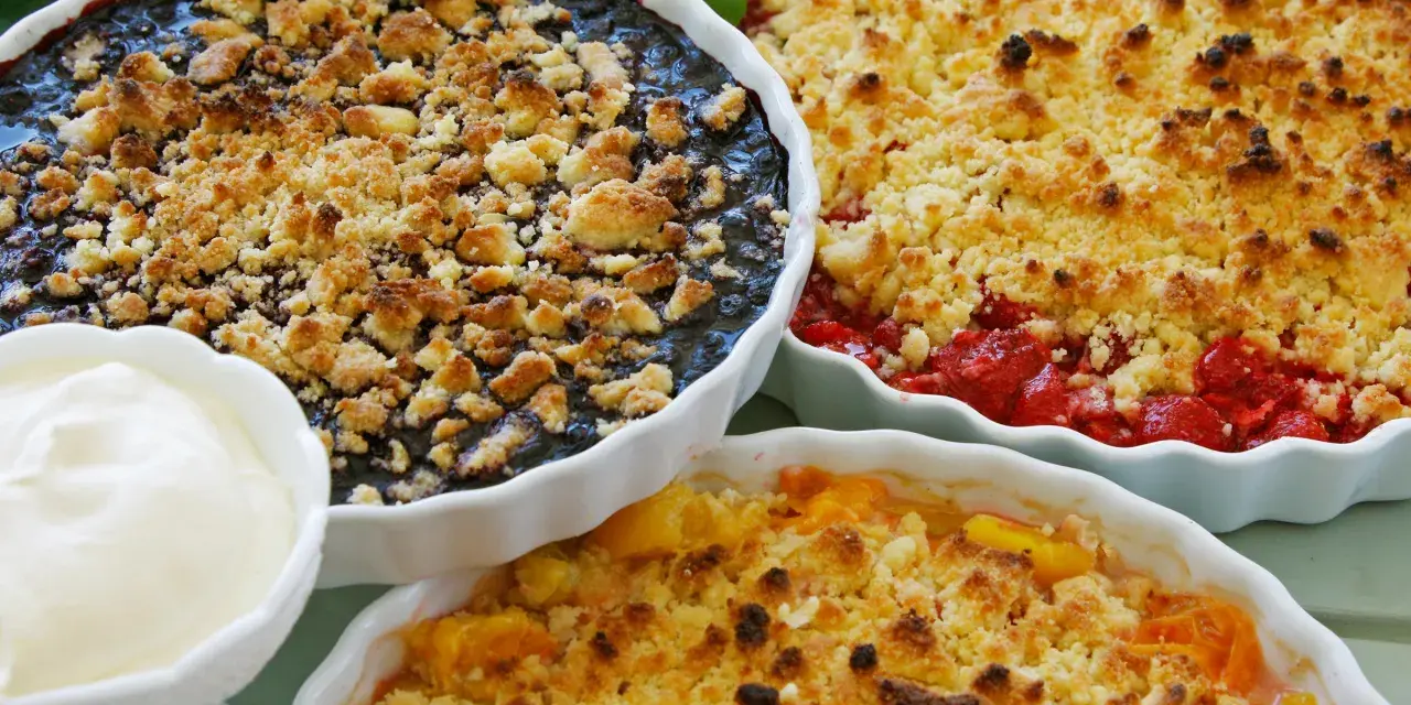 Tre härliga smulpajer: blåbär, jordgubb och persika. Perfekt för ett somrigt smulpaj recept.