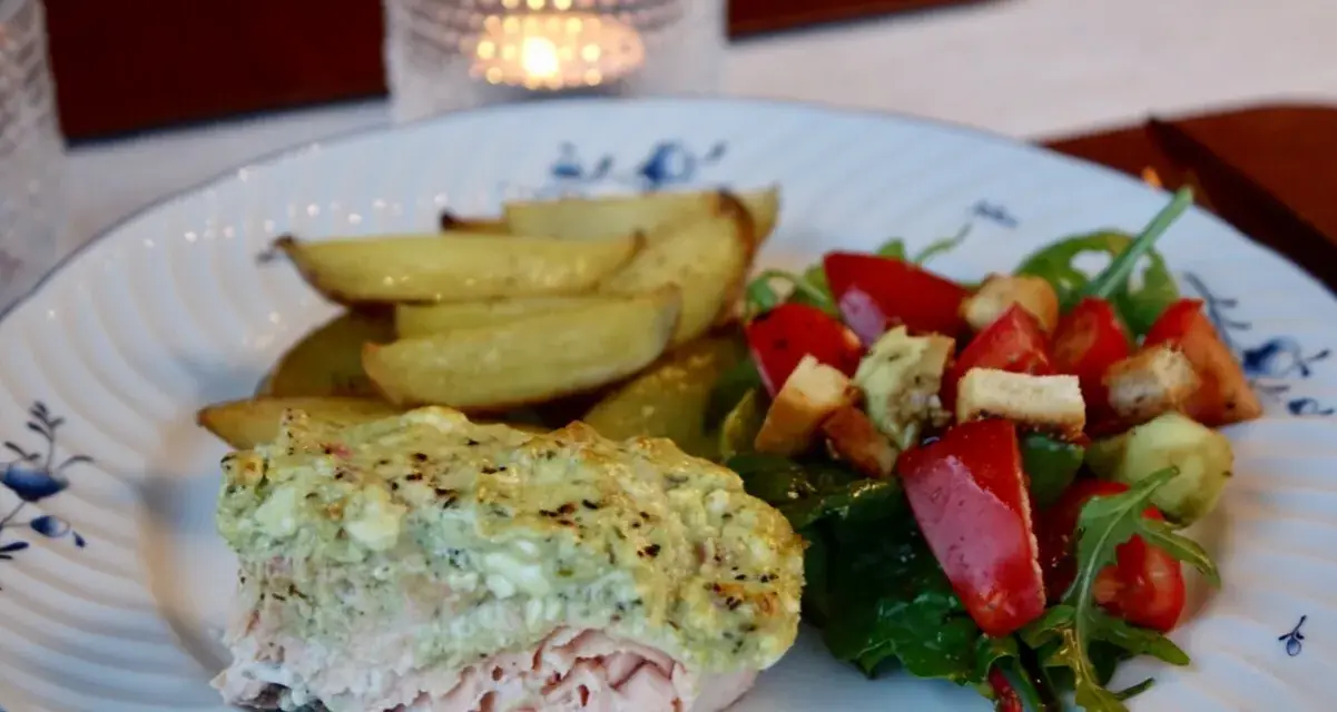 Lax med pesto och fetaost, serverad med ugnsrostade potatisklyftor och en fräsch sallad. En härlig middag med smak av sommar.